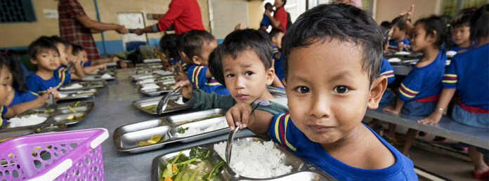 children eating lunch together