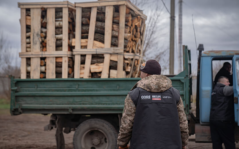 Visit of Iryna Sakhno, CORE Are Manager West Ukraine to Zaporizhzhia oblast. Monitoring the implementation of the UHF project to distribute firewood to frontline communities in Zaporizhzhia and Kharkiv oblasts. Local residents hear the sounds of explosions almost every day and sometimes suffer from air strikes. Due to their proximity to the war zone, some villages do not have gas supply and experience power outages. As a result, residents use firewood and other solid fuels to heat their homes in winter. However, due to security risks, most suppliers do not supply fuel to these settlements. Therefore, with the onset of cold weather, people desperately needed heating assistance.