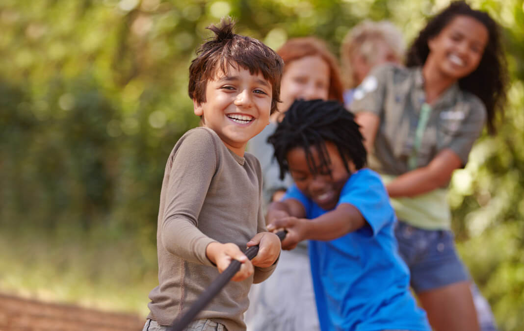 kids playing tug of war