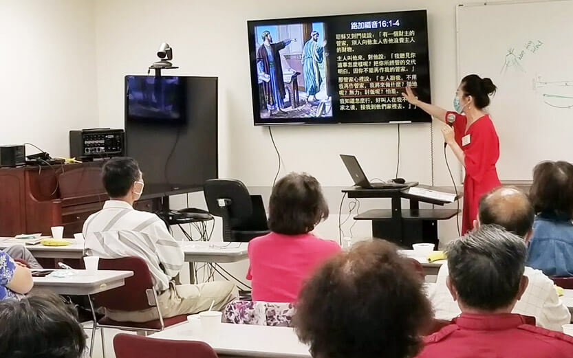 an instructor teaching scripture in chinese